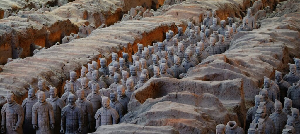 File di statue di guerrieri a grandezza naturale all'interno del sito archeologico dell'Esercito di Terracotta a Xi'an