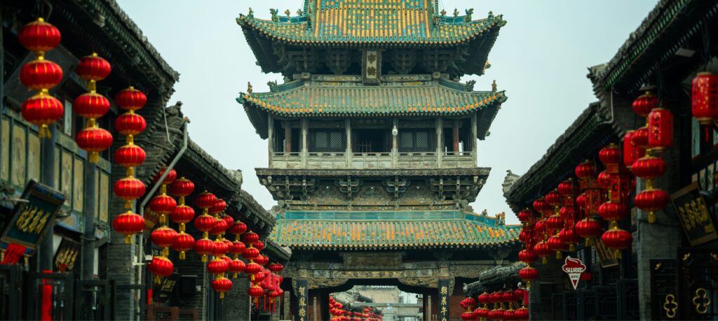 Strada storica della città antica di Pingyao decorata con lanterne rosse cinesi tradizionali.