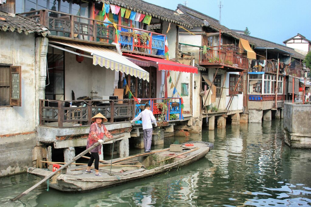 Canali d'acqua storici e antichi ponti in pietra nella città d'acqua di Zhujiajiao.