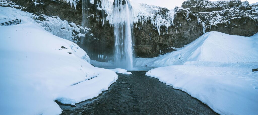 Foto di una cascata in Islanda durante l'inverno