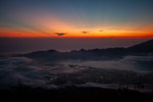 Trekking all’alba sul Monte Batur a Bali con vista sul lago e paesaggi vulcanici.