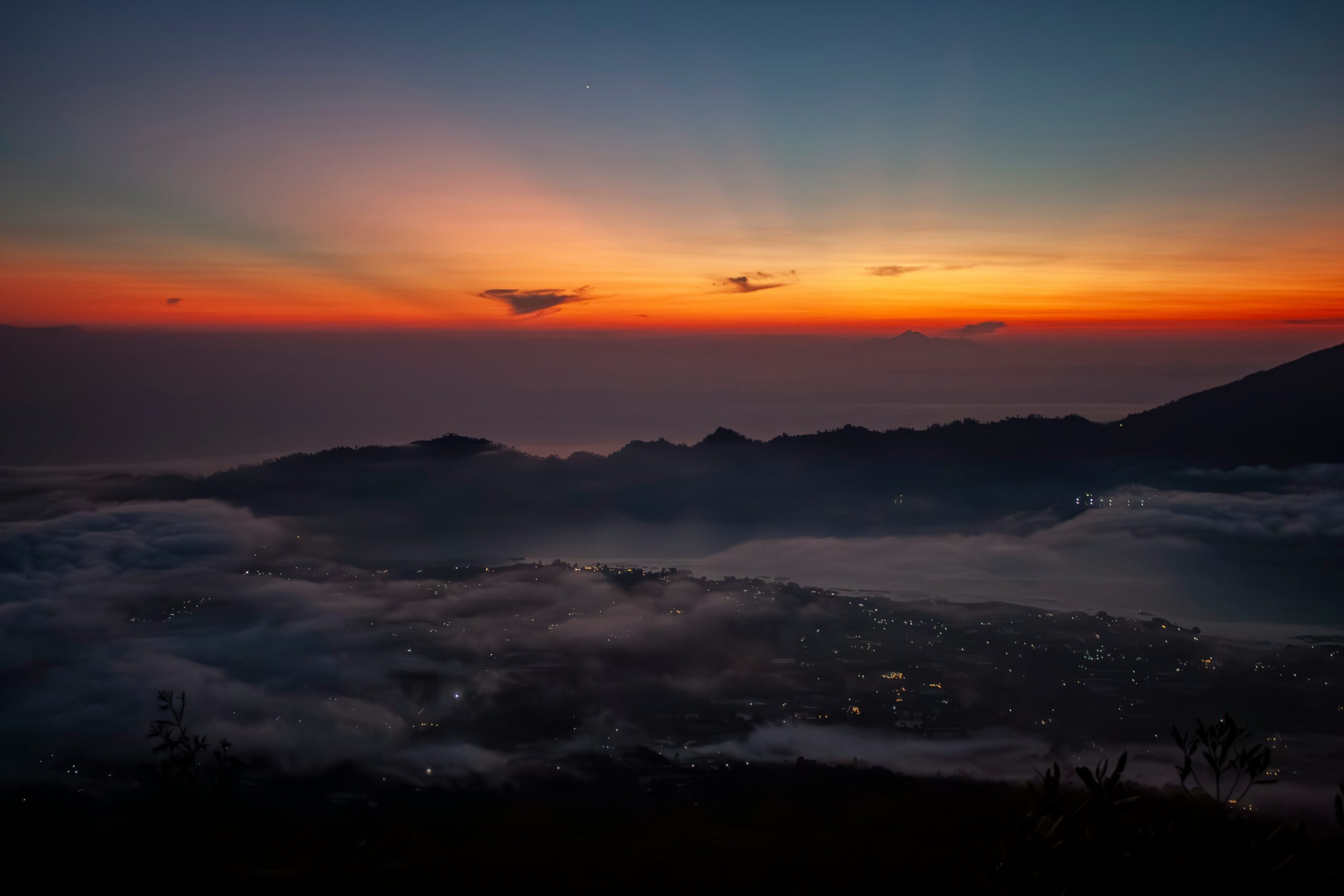 Trekking all’alba sul Monte Batur a Bali con vista sul lago e paesaggi vulcanici.