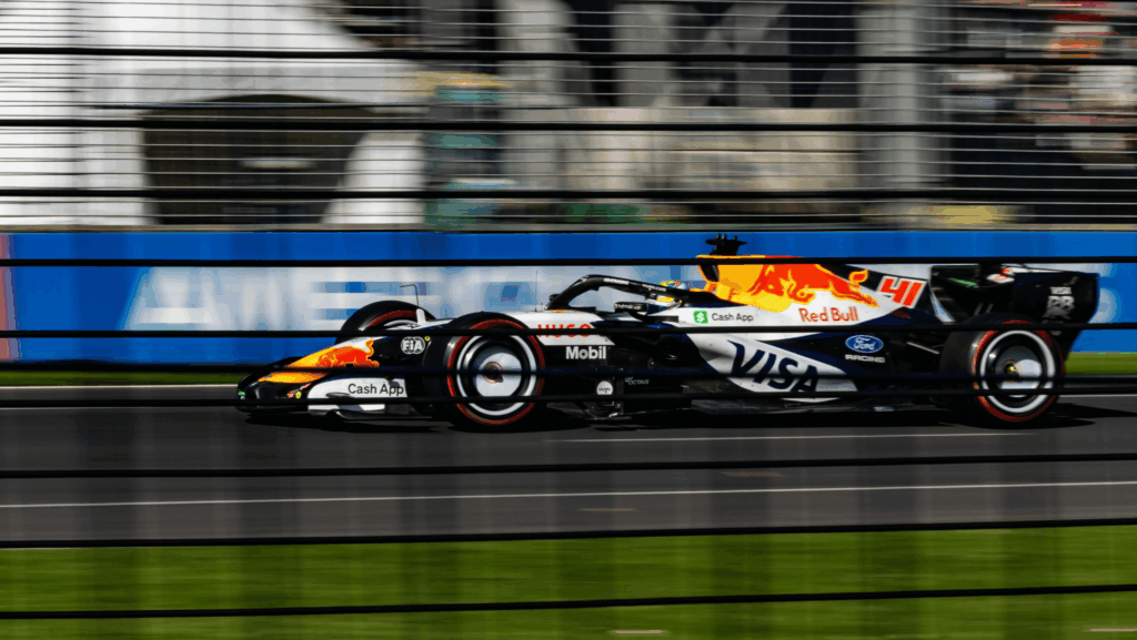 Macchina Formula 1 che sfreccia sul circuito