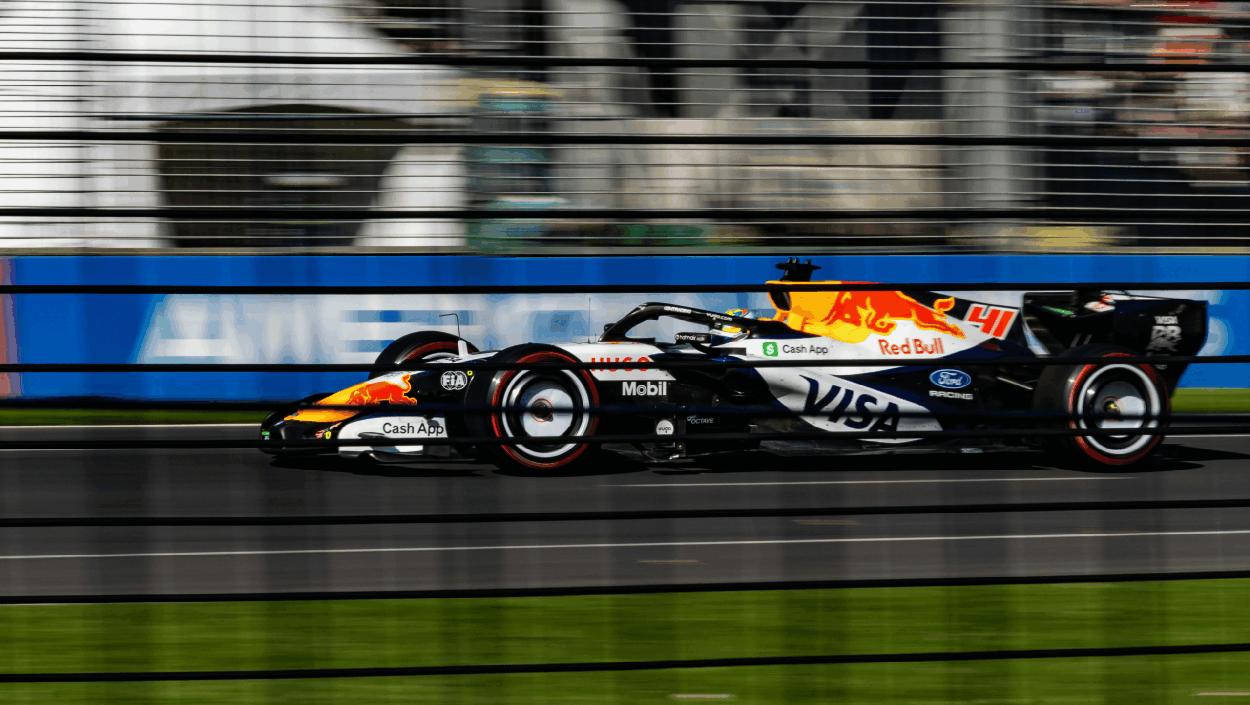 Macchina Formula 1 che sfreccia sul circuito